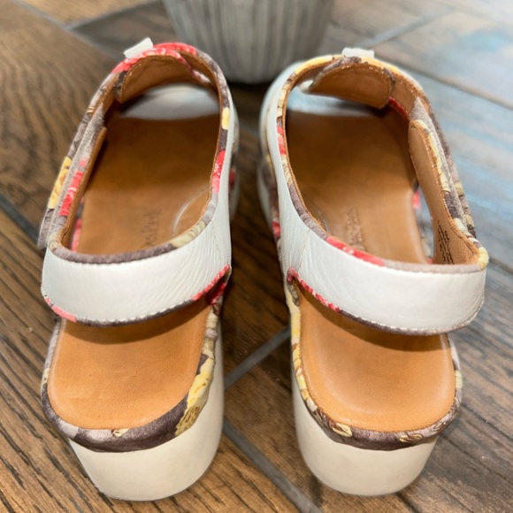 L'Amour Des Pieds / Light Gray Floral Platform Sandals - Picture 9 of 10